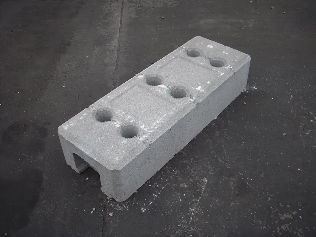 Base for mobile conctruction fence