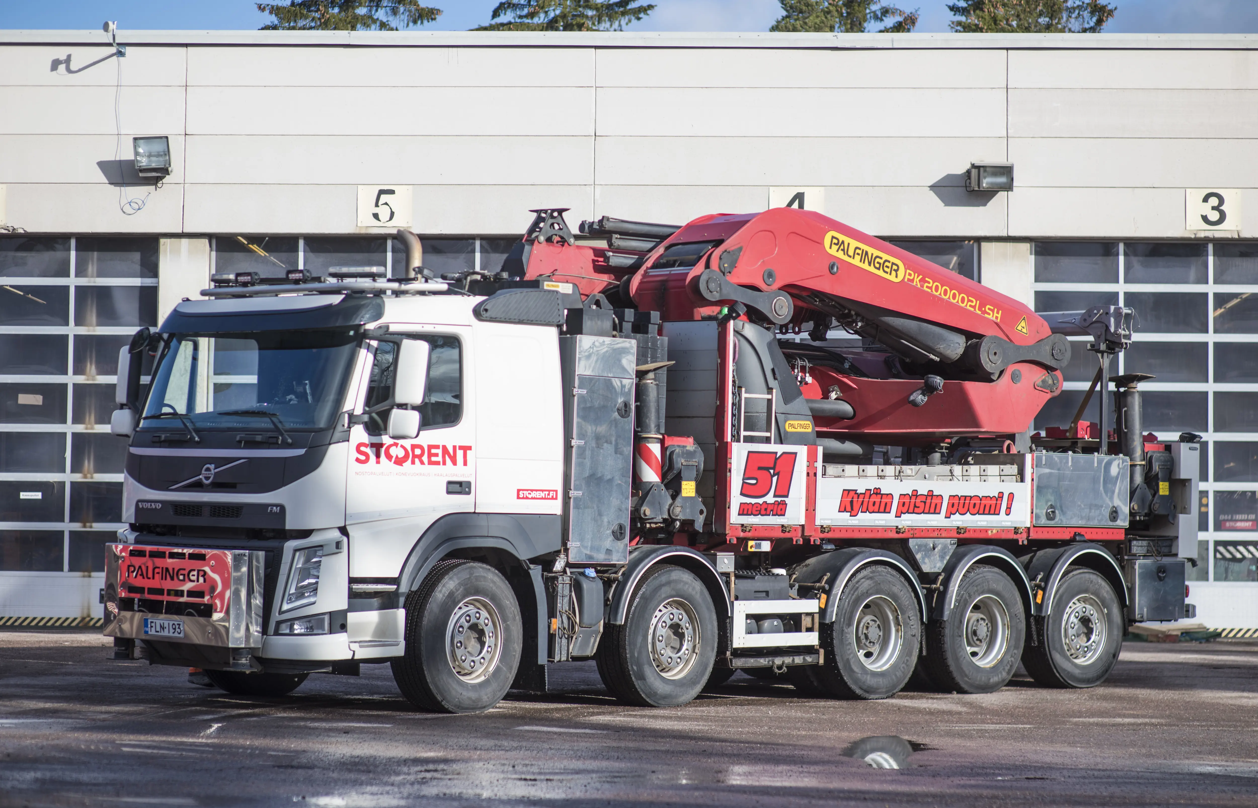 Truck mounted cranes (200tm)