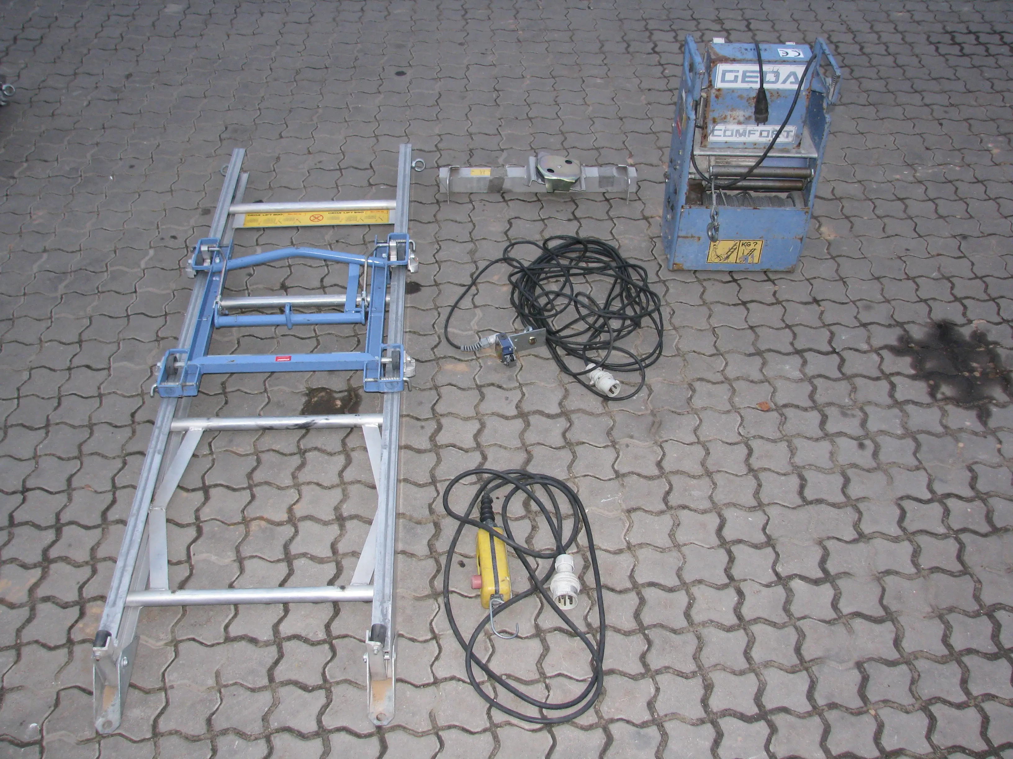 Modular inclined material rope hoists