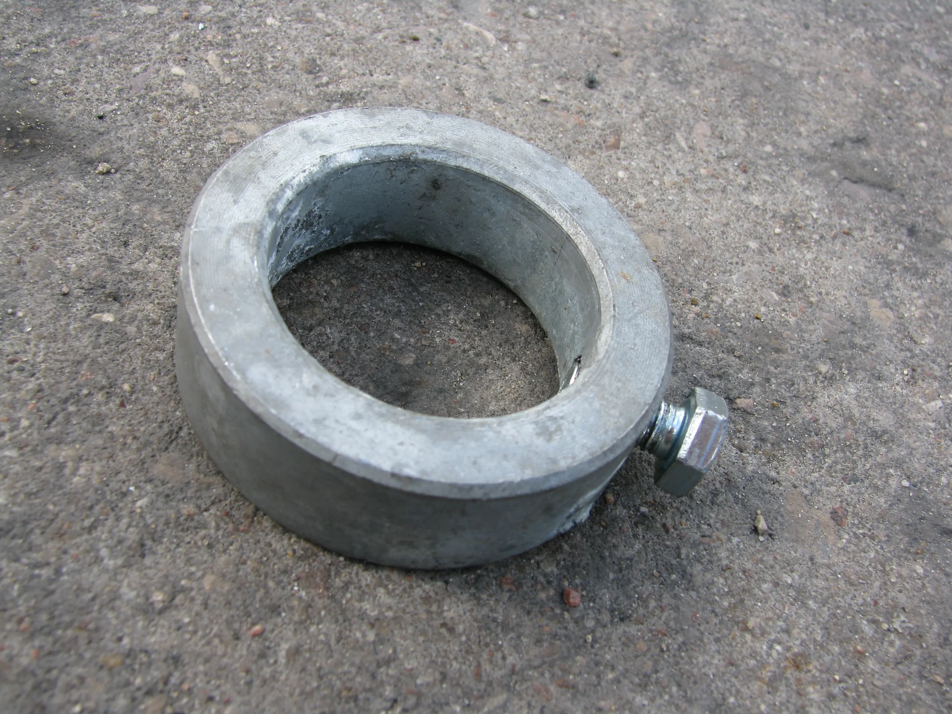 Ring for gate (mobile fences)