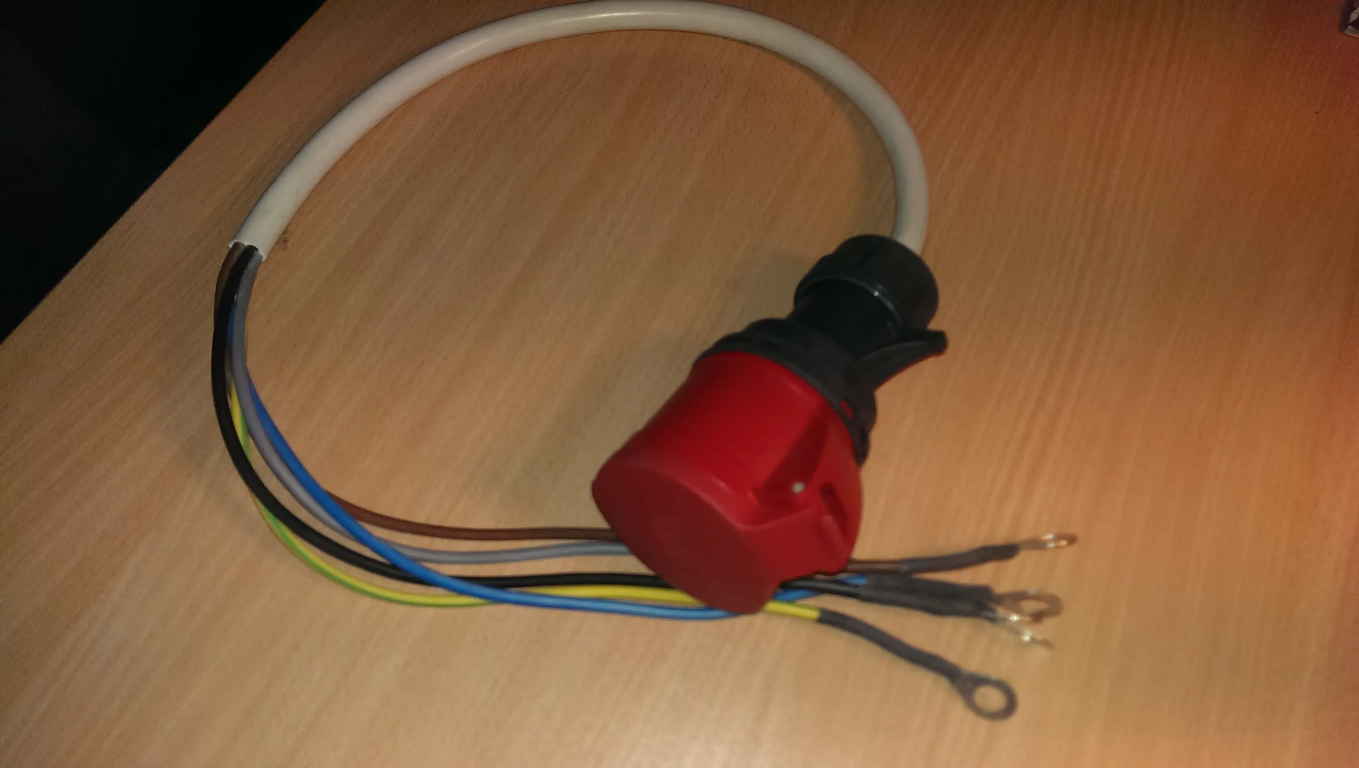 Kabeļu pāreja M10 - 32A mamma