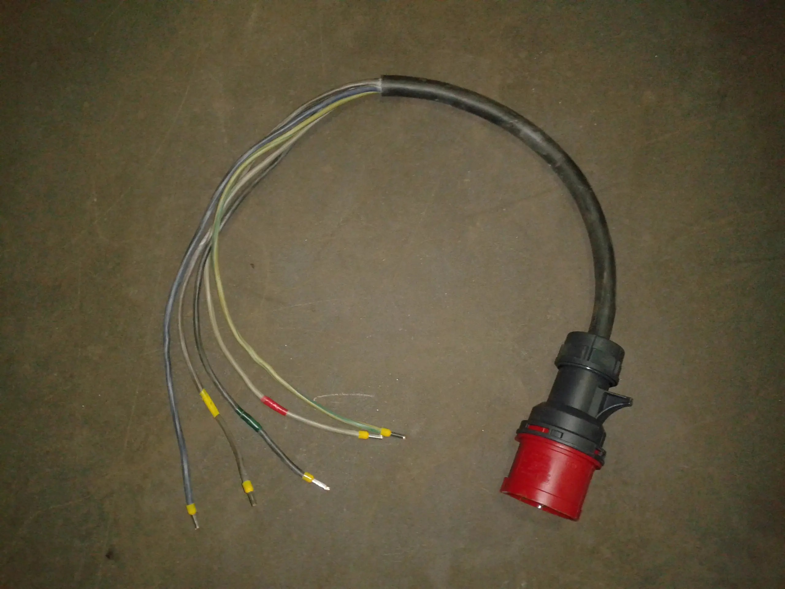 Kabeļu pāreja 32A - vadu gali