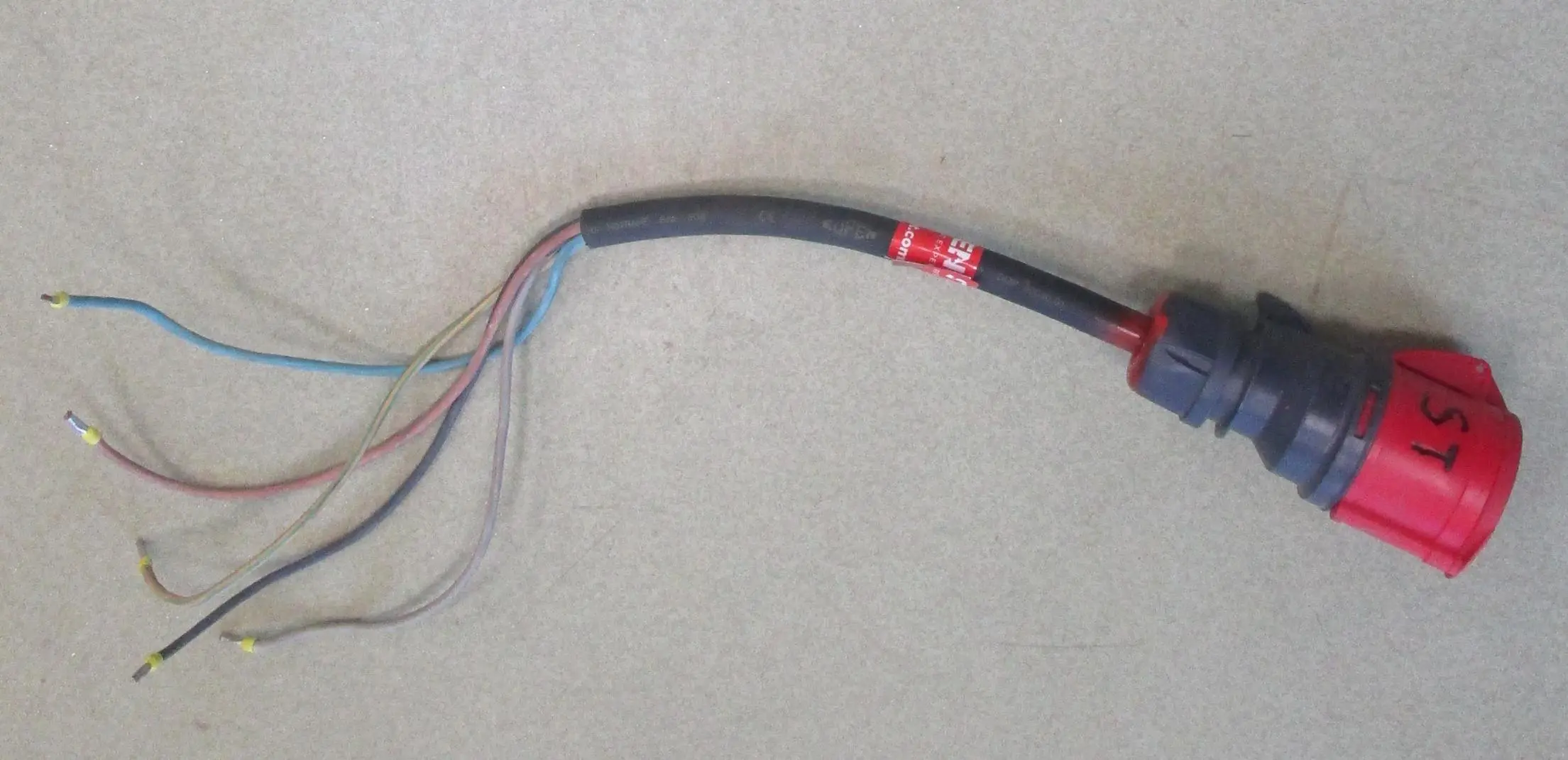 Kabeļu pāreja vadu gali - 32A (mamma)