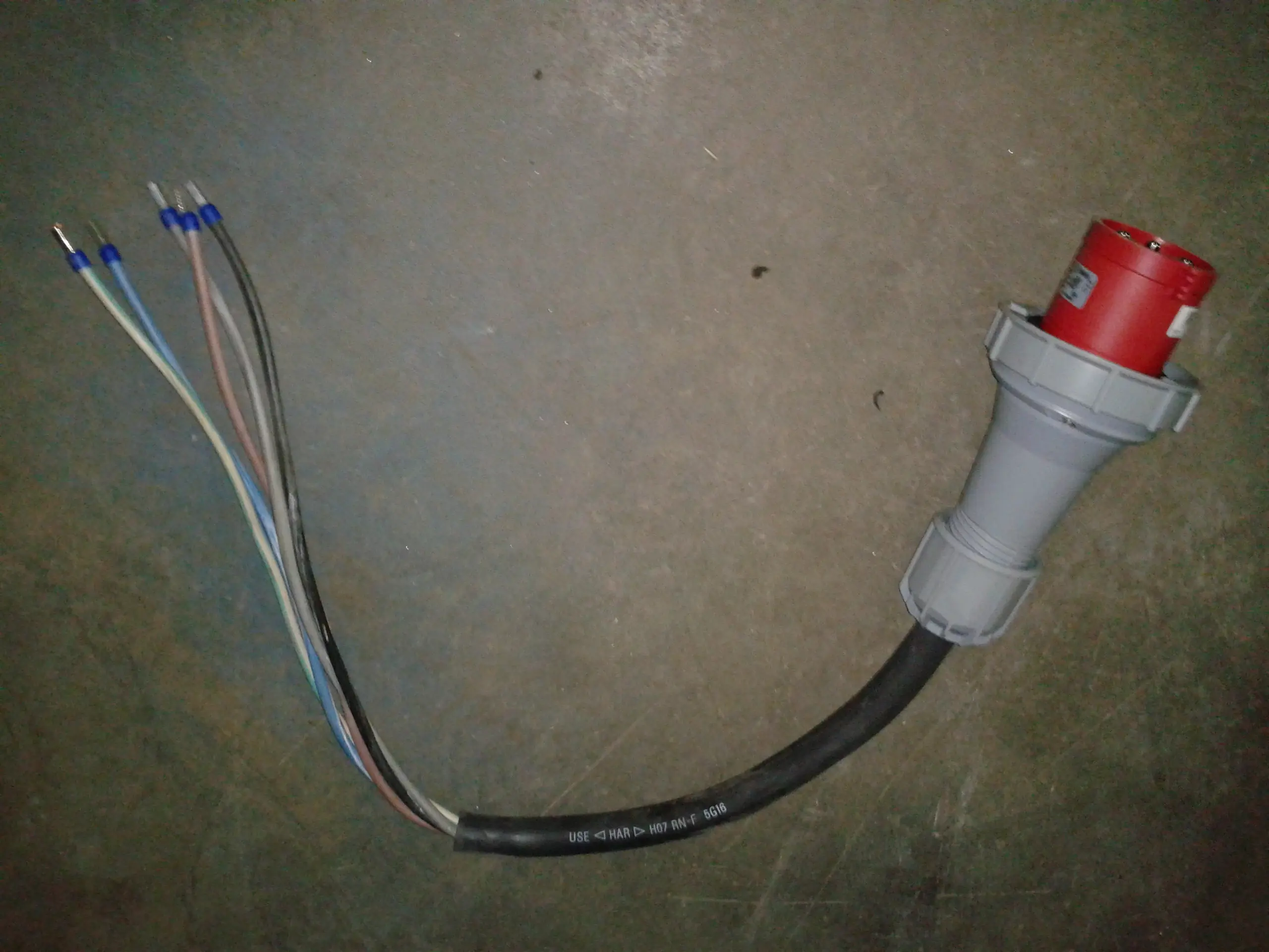 Kabeļu pāreja 63A - vadu gali