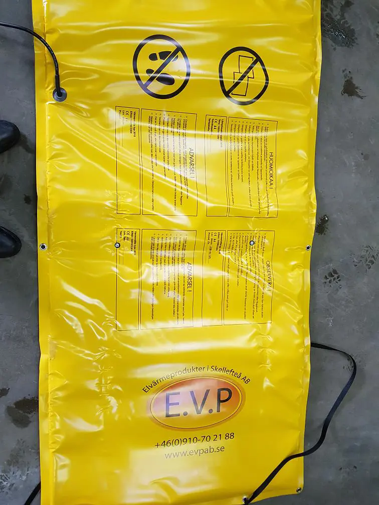 Carpet for defreezing of frozen soil
