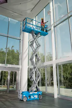 Electric scissor lift (battery, 2 WD), 8m