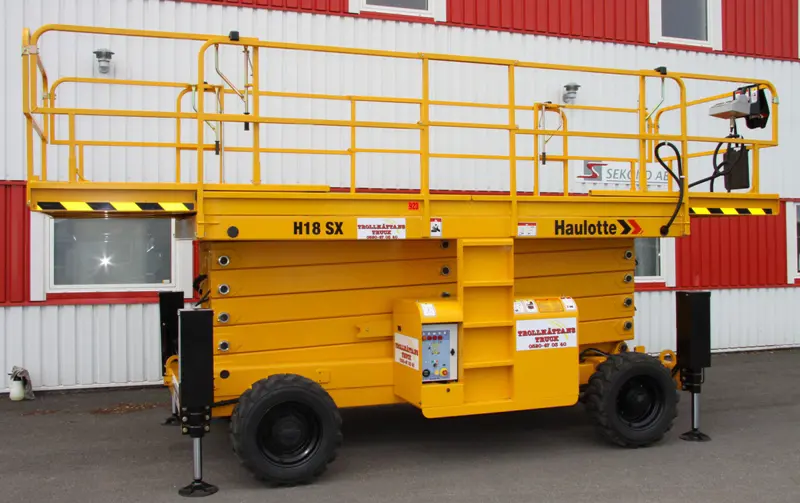 Rough-terrain scissor lift (diesel, 4 WD), 18m