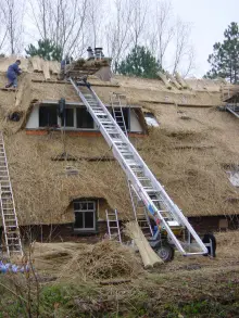 Single mast material lift, <2000kg