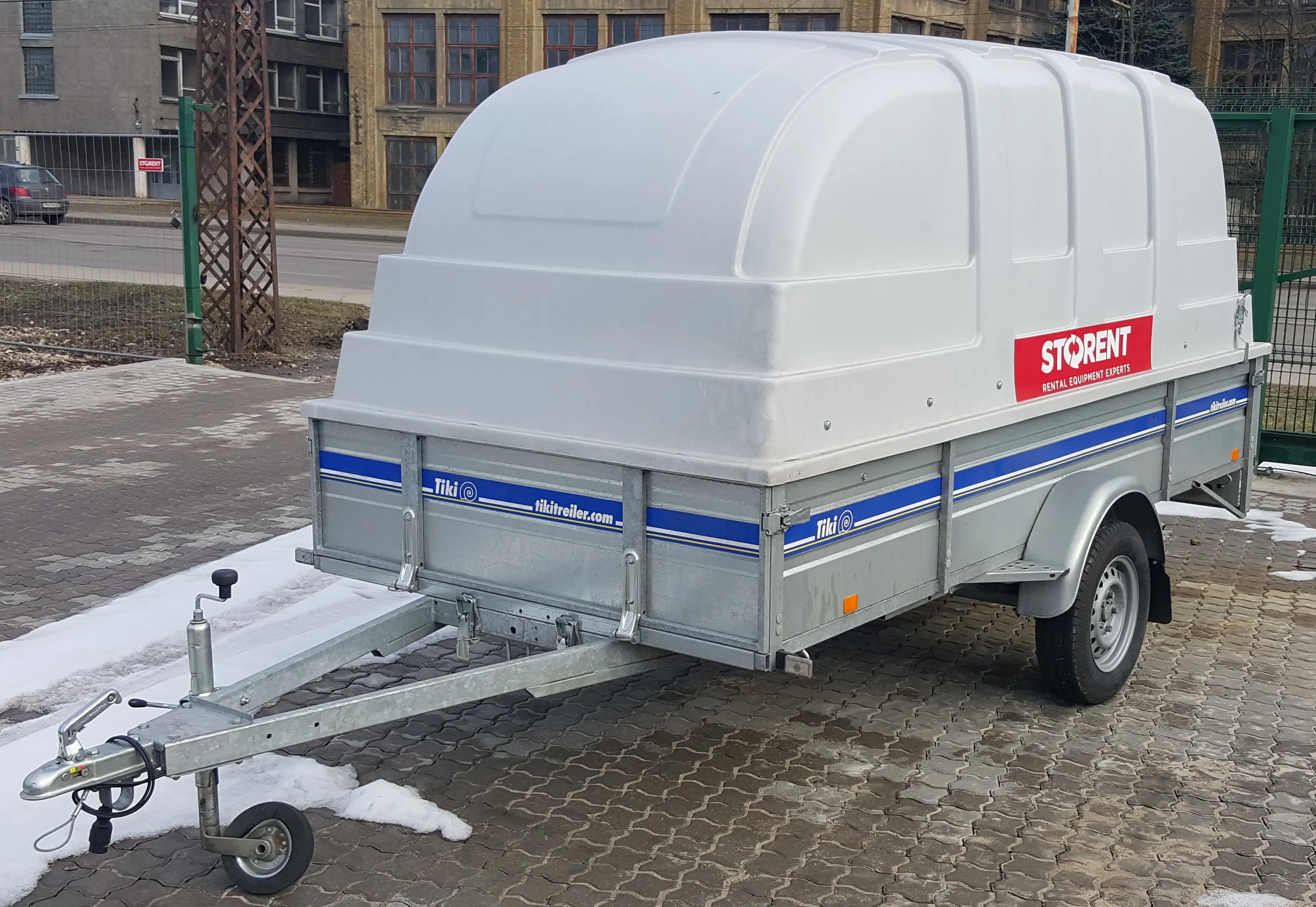 Single axle trailer, with plastic cover
